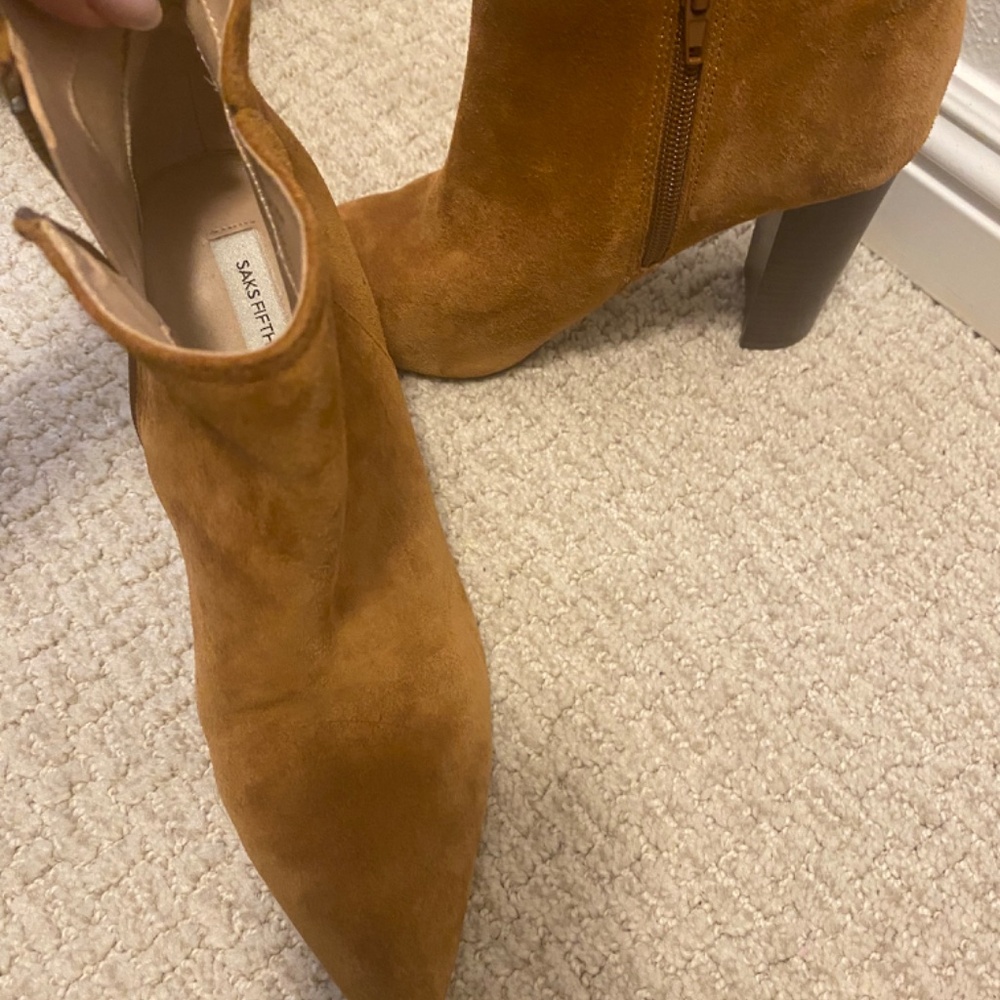 Saks Fifth Avenue Tan Suede Pointed Toe Block Heel Ankle Boots - Picture 4 of 9